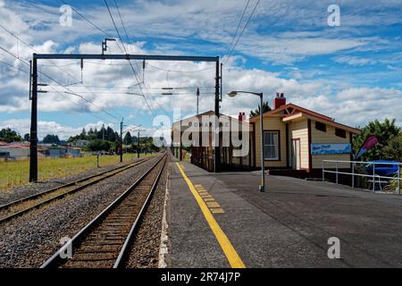 Ohakune, regione di Manawatū-Whanganui / Aotearoa / Nuova Zelanda - 5 febbraio 2023: Stazione ferroviaria di Ohakune North Island Main Trunk (NIMT) Foto Stock