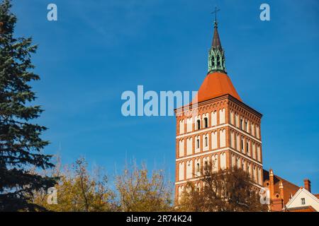 Olsztyn Polonia Ottobre 2022 famose attrazioni turistiche architettura destinazioni di viaggio a Olsztyn. Strada del Municipio della Città Vecchia sulla Piazza del mercato. Visita la Polonia Foto Stock