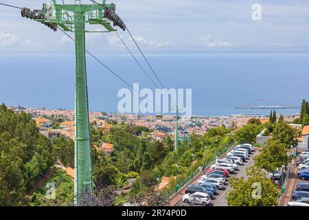 Editoriale: FUNCHAL, MADEIRA, PORTOGALLO, 30 MAGGIO 2023 - Top station della funicolare di Monte a Funchal vicino al giardino tropicale con l'Oceano Atlantico i Foto Stock