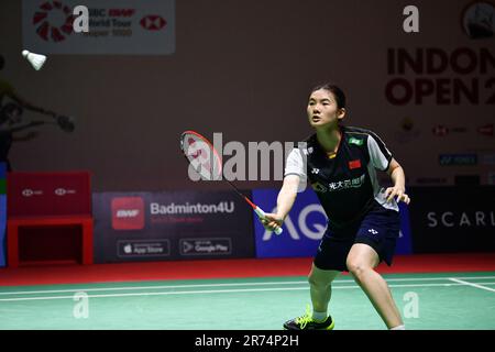 Giacarta, Indonesia. 13th giugno, 2023. Il China's Han Yue ha un ritorno durante la partita femminile di single del primo turno contro il Tai Tzu Ying cinese di Taipei all'Indonesia Open 2023 a Giacarta, Indonesia, 13 giugno 2023. Credit: Xu Qin/Xinhua/Alamy Live News Foto Stock