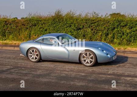 2001 Blue Blackpool ha costruito British TVR Roadster benzina 3996 cc; al Classic & Performance Motor Show a Hoghton Tower; Supercar Showtime giugno 2023 Foto Stock