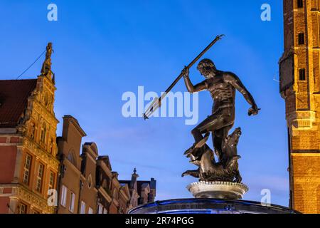 Serata alla statua della Fontana di Nettuno nella città di Danzica in Polonia. Scultura storica in bronzo nel 1615, manierismo fiammingo e stile rococò. Foto Stock