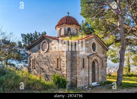 Erbacce che crescono sul tetto della Chiesa dell'Annunciazione (Ekklisia Evaggelistria) a Kalamata Castle Hill, Kalamata, penisola del Peloponneso, Peloponneso, Grecia Foto Stock