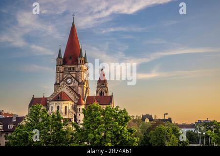 Prima serata nella chiesa di San Francesco d'Assisi sul Danubio, Vienna, Austria Foto Stock