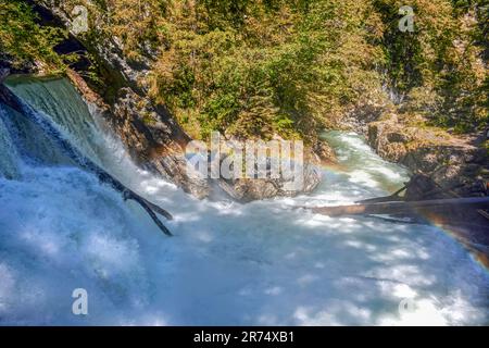 Arcobaleno e cascata a Vintgar Gorge, Slovenia Foto Stock