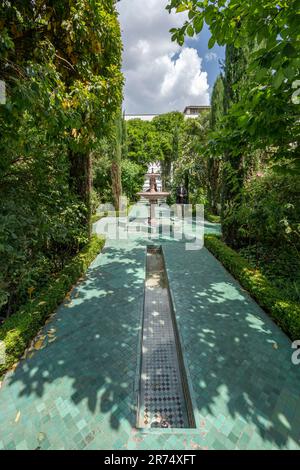 Parigi, Francia - 06 10 2023: La grande moschea di Parigi. Vista su una fontana nel giardino della moschea Foto Stock