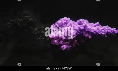 Getto d'acqua inchiostro nuvola di fumi viola goccia di vernice nera Foto Stock