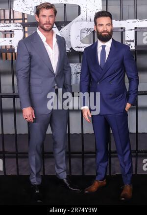 New York City, Stati Uniti. 12th giugno, 2023. MANHATTAN, NEW YORK CITY, NEW YORK, USA - 12 GIUGNO: Chris Hemsworth e Sam Hargrave arrivano alla prima edizione di New York della "estrazione 2" di Netflix che si tiene al Jazz al Lincoln Center il 12 giugno 2023 a Manhattan, New York City, New York, Stati Uniti. (Foto di Jordan Hinton/Image Press Agency) Credit: Image Press Agency/Alamy Live News Foto Stock