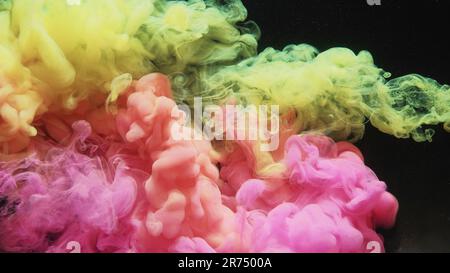 Inchiostro getto d'acqua fumé nuvola rosa giallo mix di colori Foto Stock