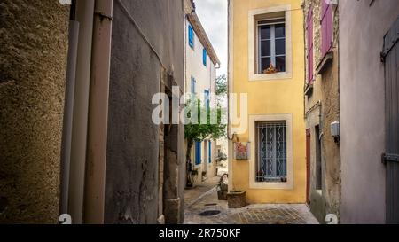 Village Street a Peyriac de Mer. Il comune si trova nel Parco Naturale Regionale Narbonnaise en Méditerranée. Foto Stock