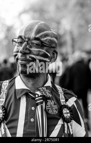 Le persone si riuniscono/si accampano al Mall per guardare la processione del Re il giorno prima dell'incoronazione di Re Carlo III, Londra, Regno Unito. Foto Stock