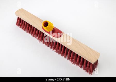 Scopa da strada con setole rosse, senza manico in legno, particolare, fondo bianco, Foto Stock