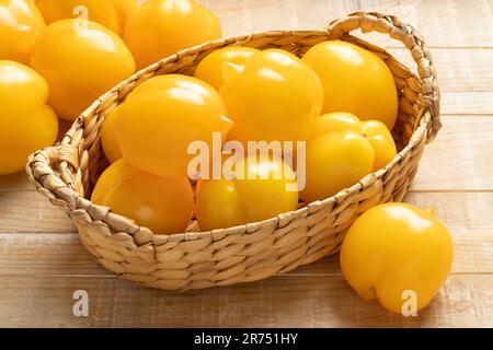 Cestino con varietà di cimeli freschi di pomodori gialli del Vesuvio della montagna primo piano Foto Stock