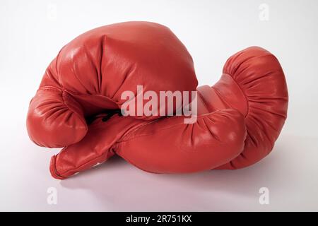 Paio di guanti da boxe rossi, fondo bianco, Foto Stock