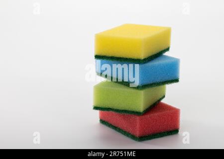 Pila di spugne colorate, sfondo bianco, Foto Stock