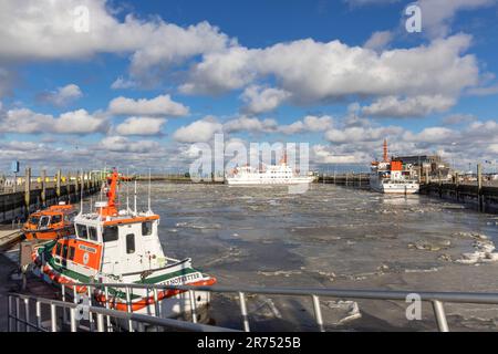 Atmosfera invernale, porto ghiacciato, nave traghetto Spiekeroog i e nave traghetto Spiekeroog II, situata nel porto di Neuharlingersiel, Frisia orientale, bassa Sassonia, Foto Stock