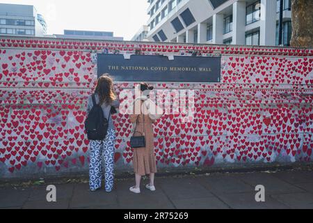 Ondon Regno Unito. 13 giugno 2023 . La gente passa davanti ai cuori dipinti nella sala commemorativa nazionale del Covid per le famiglie perite della pandemia del Covid. L'inchiesta pubblica COVID-19 presieduta dalla baronessa Heather Hallett entra nel suo primo giorno, ascoltando le prove sulla prima indagine - 'resilienza e preparazione' (modulo 1) Che sta esaminando la preparazione per la pandemia - se la pandemia è stata adeguatamente pianificata per e se il Regno Unito è stato adeguatamente pronto per tale eventualità Credit: amer Ghazzal/Alamy Live News Foto Stock