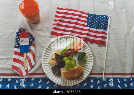 Tradizionale americano festa tavolo da picnic e spuntini sani Foto Stock