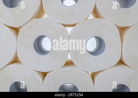 Molti rotoli di carta igienica, impilati, dettaglio, sfondo bianco, Foto Stock