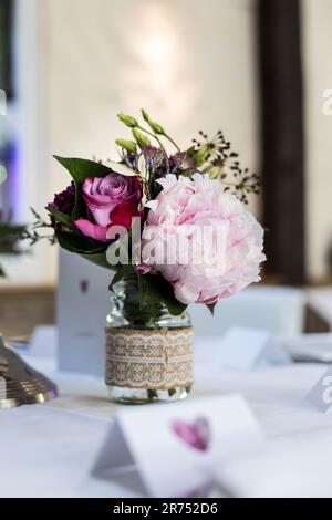 Festively tabella di nozze regolata con un piccolo bouquet dei fiori come decorazione floreale Foto Stock