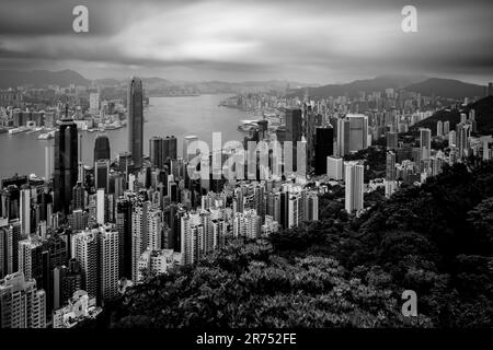 Una vista sopraelevata dello skyline di Hong Kong presa dal picco, Hong Kong, Cina. Foto Stock