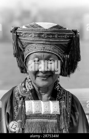 Un visitatore nazionale cinese in costume tradizionale posa per Una foto sulla Avenue of Stars, Hong Kong, Cina. Foto Stock