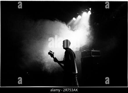 Silhouette generica di un bassista sul palco con la moglie Katastrophy al Reading Festival, 26 agosto 2000. Foto: Rob Watkins Foto Stock