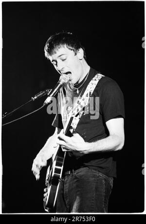 Graham Coxon di Blur suonando solista al Reading Festival, 26 agosto 2000. Foto: Rob Watkins Foto Stock