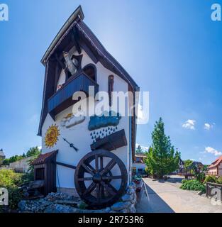 Quedlinburg, fabbrica di orologi di Harz con il più grande orologio a cucù fuori dalla Foresta Nera nella frazione Gernrode di Harz, Sassonia-Anhalt, Germania Foto Stock