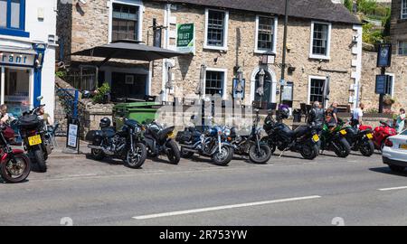Numerose moto parcheggiate sulla strada principale di Matlock Bath, Derbyshire, Inghilterra, Regno Unito Foto Stock