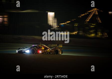 Circuit de la Sarthe, le Mans, Francia, 10th giugno 2023. Ferrari 499P Hypercar, Auto 51 guidata da Antonio Giovinazzi, James Calado e Alessandro Pier Guidi illuminano durante i giri notturni della gara precedendo la vittoria del Centenario 24 ore di le Mans. Credit: Ian Skelton/Alamy Live News. Foto Stock