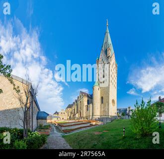 Paderborn, Cattedrale di Paderborn, LWL-Museum in der Kaiserpfalz (LWL Museum in the Imperial Palace, a sinistra) nella foresta di Teutoburg, Nordrhein-Westfalen, Renania settentrionale-Vestfalia, Germania Foto Stock