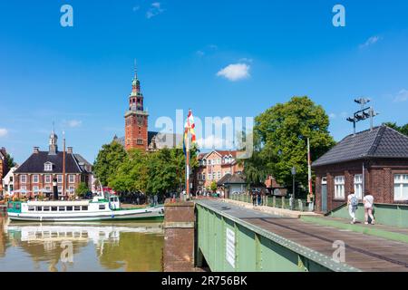 Leer, Alte Waage (vecchia scala, a sinistra) e torre del municipio visto dal ponte Dr.-vom-Bruch, porto di Ostfriesland, bassa Sassonia, Germania Foto Stock