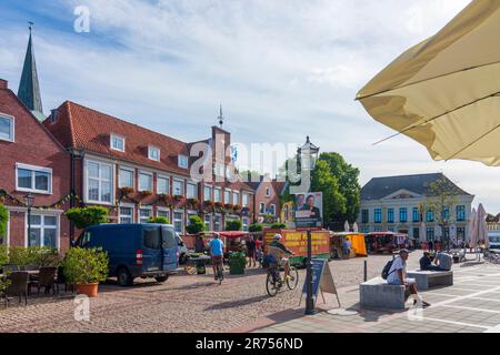 Esens, piazza Markt, mercato settimanale in Ostfriesland, bassa Sassonia, Germania Foto Stock