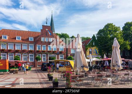 Esens, piazza Markt, mercato settimanale in Ostfriesland, bassa Sassonia, Germania Foto Stock