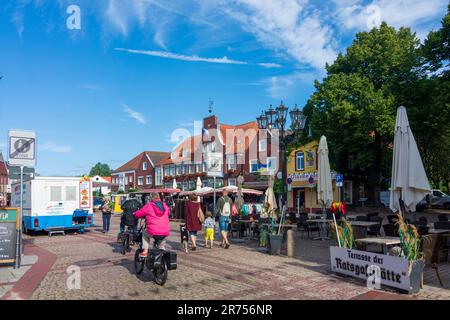 Esens, piazza Markt, mercato settimanale in Ostfriesland, bassa Sassonia, Germania Foto Stock