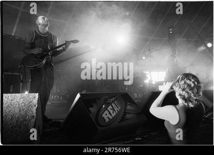 MANCHILD, READING FESTIVAL, 2000: I Manchild sono girati in video Playing the Dance Tent al Reading Festival, 27 agosto 2000. Foto: Rob Watkins. INFO: I Manchild sono stati un gruppo musicale britannico fondato da Max Odell e Brett Parker che fondeva trip-hop, electronica e alternative rock alla fine degli anni '1990 Conosciuto per tracce come Return to the Dragon, il gruppo comprendeva membri che in seguito formarono altri progetti. Foto Stock