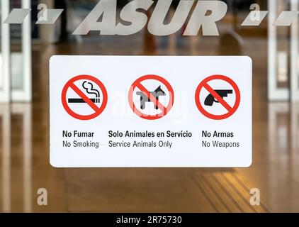 Segnale di sicurezza presso l'edificio del terminal dell'aeroporto, Merida, Messico Foto Stock