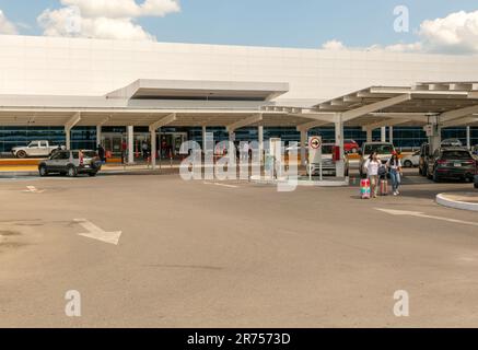 Edificio del terminal all'Aeroporto Internazionale Manuel Crescencio Rejón, Merida, Messico Foto Stock