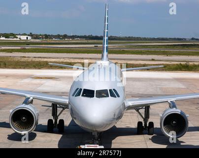 Viva Aerobus Airbus A321 aereo all'aeroporto di Merida, Yucatan, Messico Foto Stock