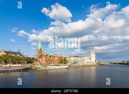 Brema, fiume Weser, chiesa di San Martini, nave, passeggiata Weserpromenade, agosto Kühne Casa della compagnia Kühne + Nagel, Germania Foto Stock