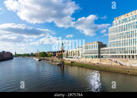 Brema, agosto Kühne Casa di compagnia Kühne + Nagel, fiume Weser, chiesa di San Martini, Germania Foto Stock