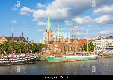 Brema, fiume Weser, chiesa di San Martini, nave, passeggiata Weserpromenade, agosto Kühne Casa della compagnia Kühne + Nagel, Germania Foto Stock