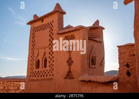 Dettaglio ornato scenico di una piccola torre sui tetti dello storico villaggio di Ait ben Haddou, Marocco Foto Stock