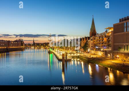 Brema, agosto Kühne Casa di compagnia Kühne + Nagel, fiume Weser, chiesa di San Martini, Germania Foto Stock