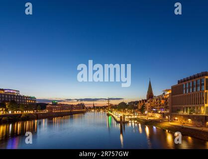 Brema, agosto Kühne Casa di compagnia Kühne + Nagel, fiume Weser, chiesa di San Martini, Germania Foto Stock