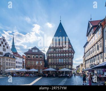 Hildesheim, piazza Markt, Bäckeramtshaus (Baker's Guild Hall), Knochenhaueramtshaus (Butcher's Guild Hall), ristorante all'aperto, case a graticcio, centro storico nella regione di Hannover, bassa Sassonia, Germania Foto Stock