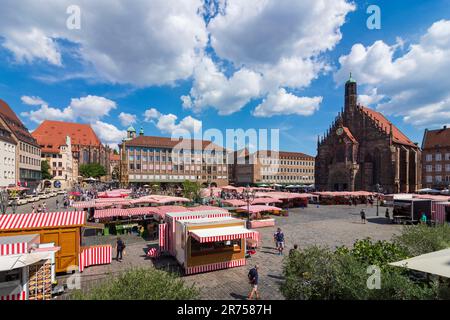 Nürnberg, Norimberga, piazza Hauptmarkt con mercato settimanale, Frauenkirche gotica (Chiesa di nostra Signora) a Mittelfranken, Franconia media, Baviera, Germania Foto Stock