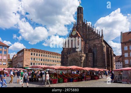 Nürnberg, Norimberga, piazza Hauptmarkt con mercato settimanale, Frauenkirche gotica (Chiesa di nostra Signora) a Mittelfranken, Franconia media, Baviera, Germania Foto Stock