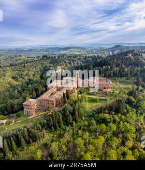 Veduta aerea dell'abbazia di Monte Oliveto maggiore, Asciano, provincia di Siena, Toscana, Italia Foto Stock